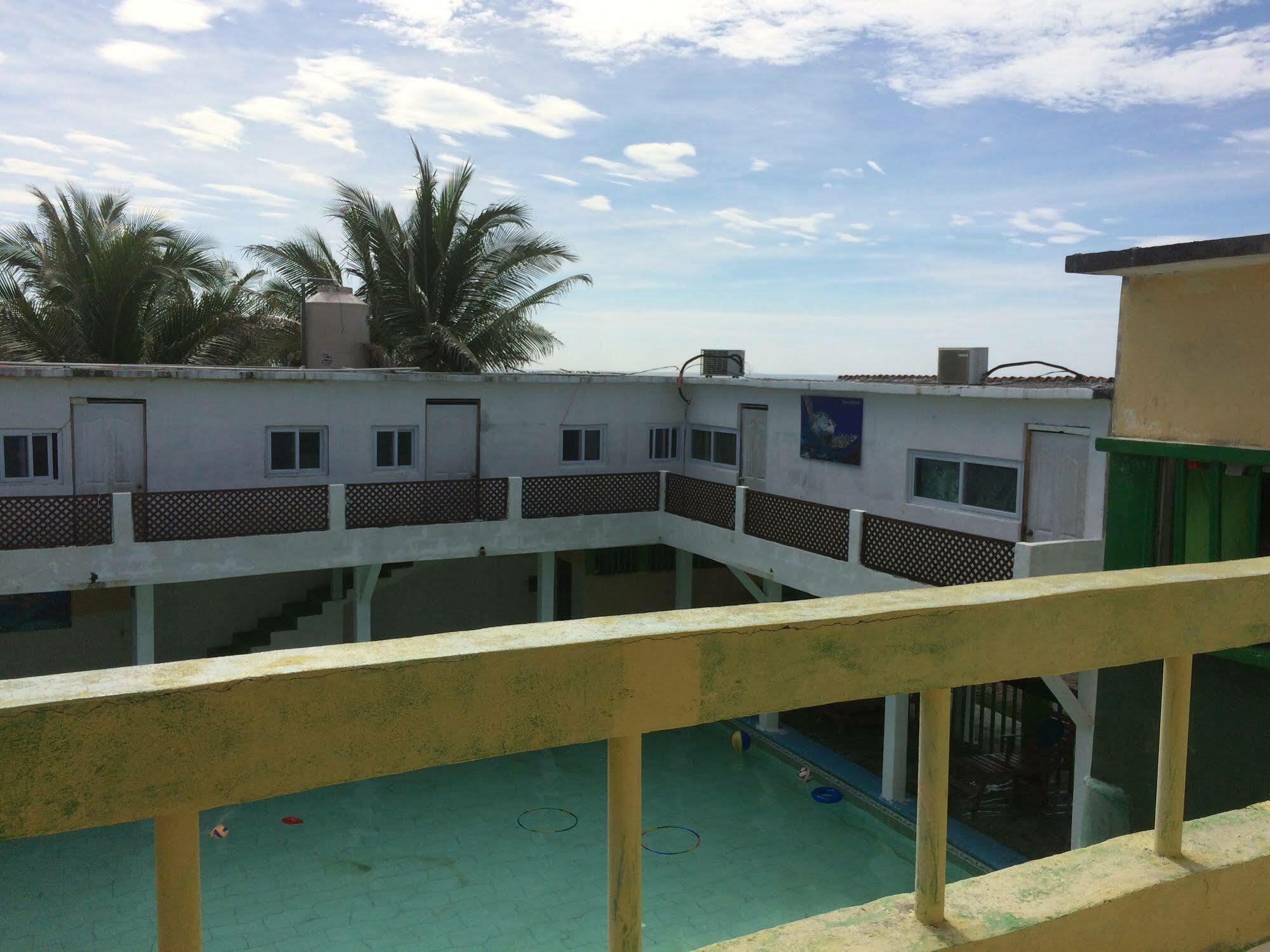 Tortugas Place Hotel Y Bungalos Monterrico Eksteriør bilde