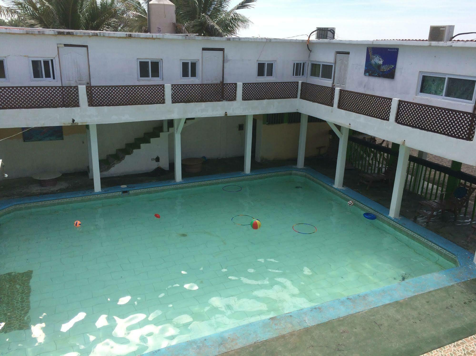 Tortugas Place Hotel Y Bungalos Monterrico Eksteriør bilde